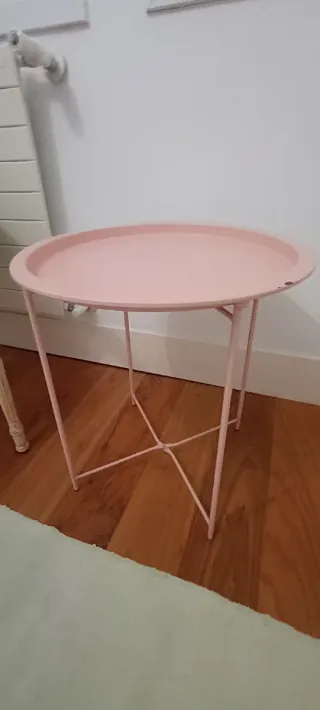 Mesa auxiliar redonda rosa