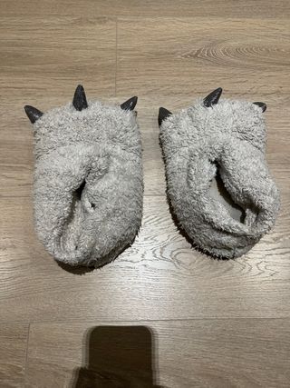 Zapatillas de monstruo grises