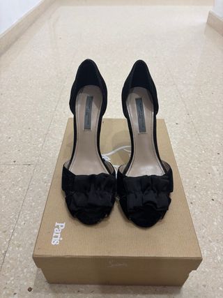 Tacones de terciopelo negro