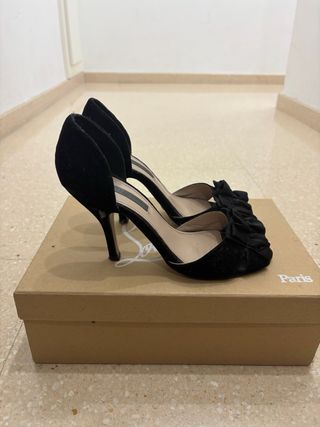 Tacones de terciopelo negro