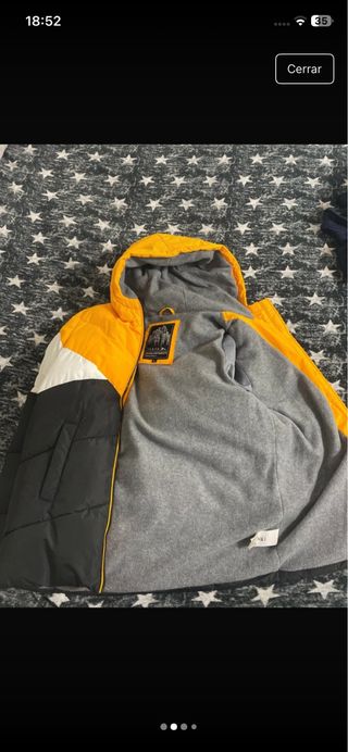 Chaquetón acolchado negro y amarillo