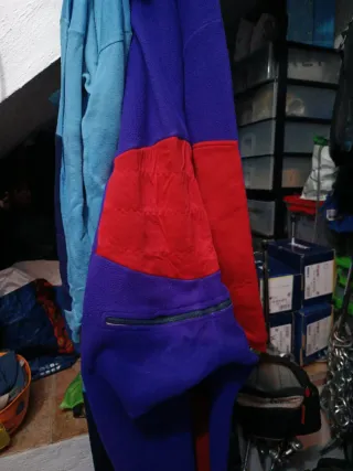 Ropa deportiva de espeleología