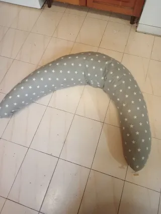 Cojín de lactancia gris con estrellas