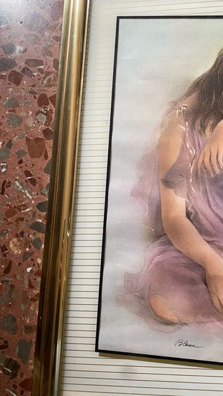 Cuadro mujer sentada marco dorado