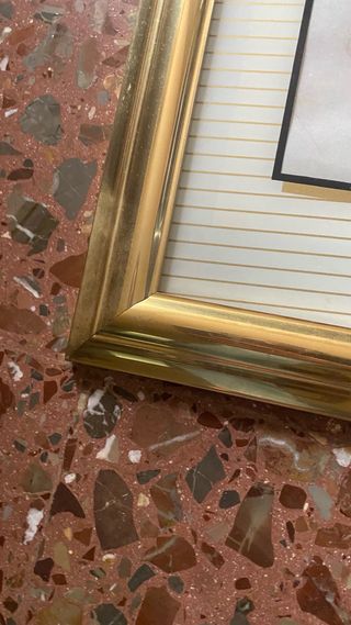 Cuadro mujer sentada marco dorado