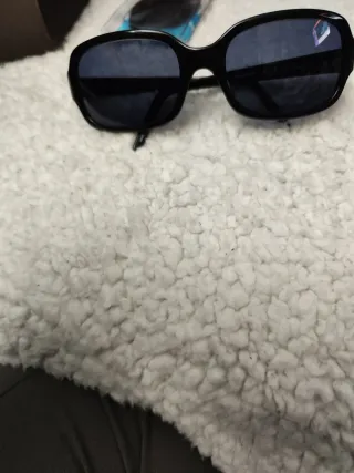 Gafas de sol Carolina Herrera negras.