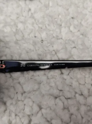 Gafas de sol Carolina Herrera negras.