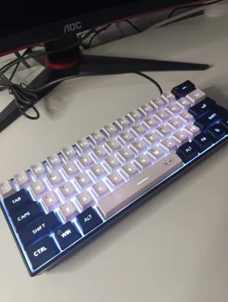 Teclado gaming compacto+ personalización RGB