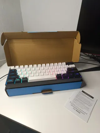 Teclado gaming compacto+ personalización RGB