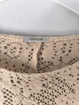 Blusa de encaje beige mangas francesas