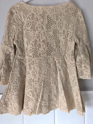 Blusa de encaje beige mangas francesas