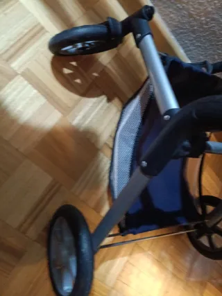 Carrito de muñecos con estampado de corazones