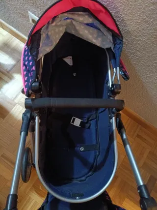 Carrito de muñecos con estampado de corazones