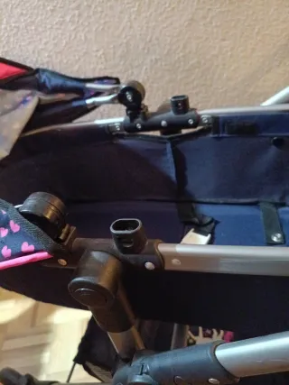 Carrito de muñecos con estampado de corazones