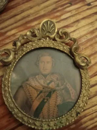 Mini retrato marco dorado