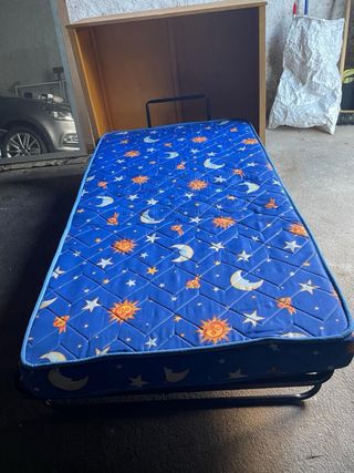 Cama plegable con mueble de madera