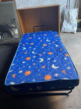 Cama plegable con mueble de madera