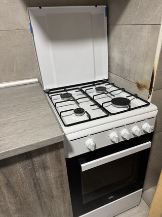 Cocina de gas con horno blanco marca OK