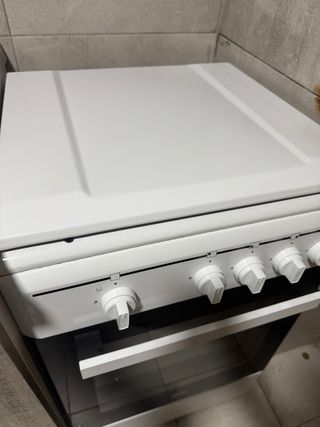 Cocina de gas con horno blanco marca OK