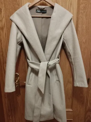 Abrigo Zara Beige con Capucha