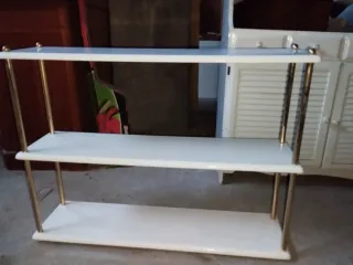 Estantería blanca y dorada 3 baldas