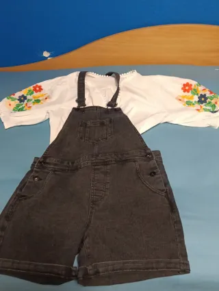 Peto vaquero y camisa bordada