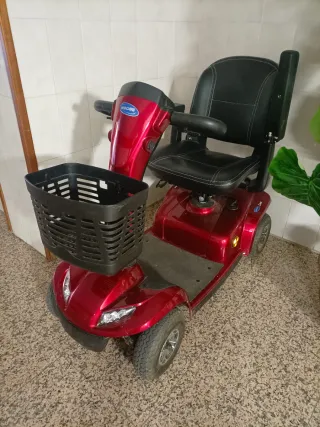 Silla de ruedas eléctrica roja