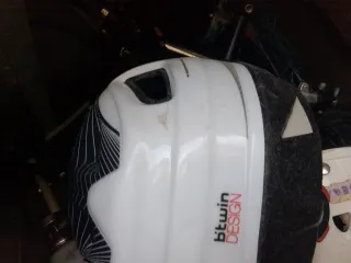 Casco de bicicleta negro y blanco