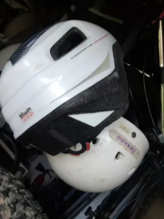 Casco de bicicleta negro y blanco