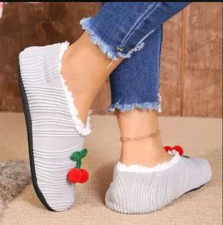 Zapatillas de casa con cerezas