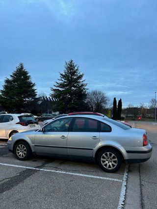 Volkswagen Passat gris metalizado