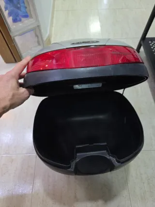 Baúl SHAD Plata y Rojo en perfecto estado,