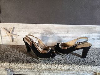 Zapatos de tacón negros y plateados