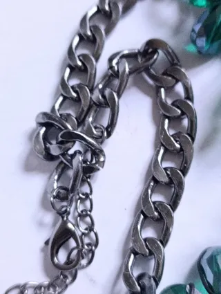 Gargantilla statement verde esmeralda.· Flores cri