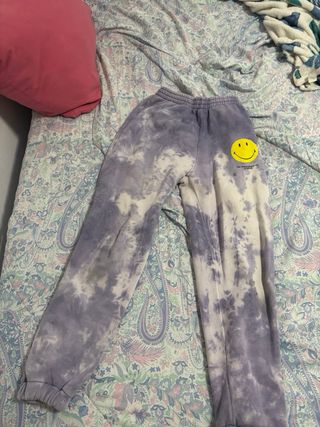 Sudadera Morada con Smiley y pantalon taiday