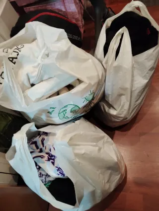 3 Bolsas grandes de ropa,con sudaderas, camisetas