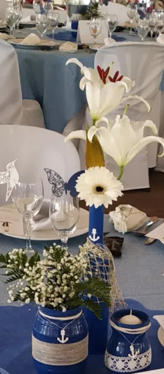 Centros de mesa comunión azul y blanco; 21 piezas.