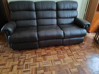 Sofá de piel marrón