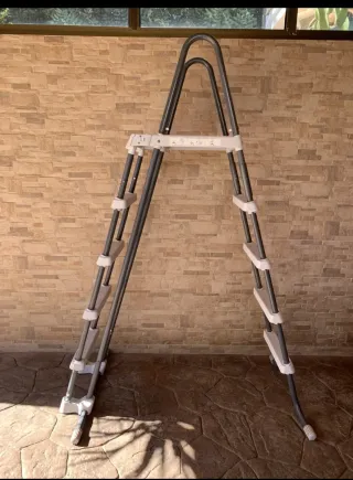 Escalera Piscina Metal y Plástico