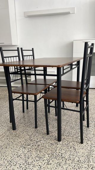 Mesa comedor y 4 sillas efecto madera