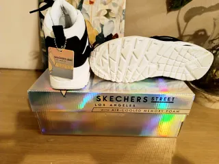 Zapatillas Skechers Altas Negras y Blancas