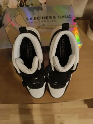 Zapatillas Skechers Altas Negras y Blancas