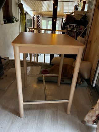 Mesa alta madera 75x75 y dos banquitos blancos