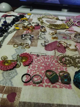 Lote bisutería collares y pendientes y anillos .