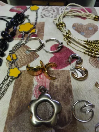 Lote bisutería collares y pendientes y anillos .