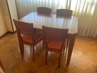 Mesa de comedor de madera