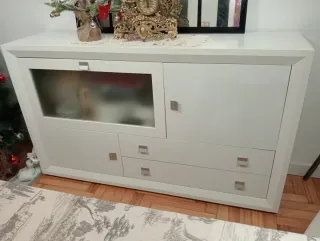 Aparador blanco con vitrina y cajones
