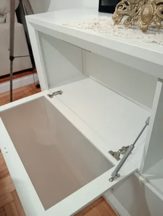 Aparador blanco con vitrina y cajones