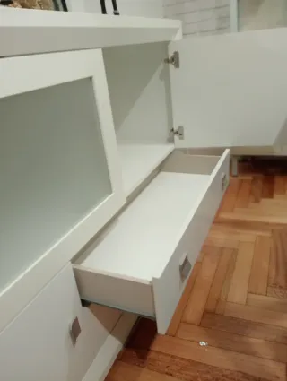 Aparador blanco con vitrina y cajones