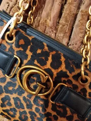Bolso Guess Animal Print Dorado Negro